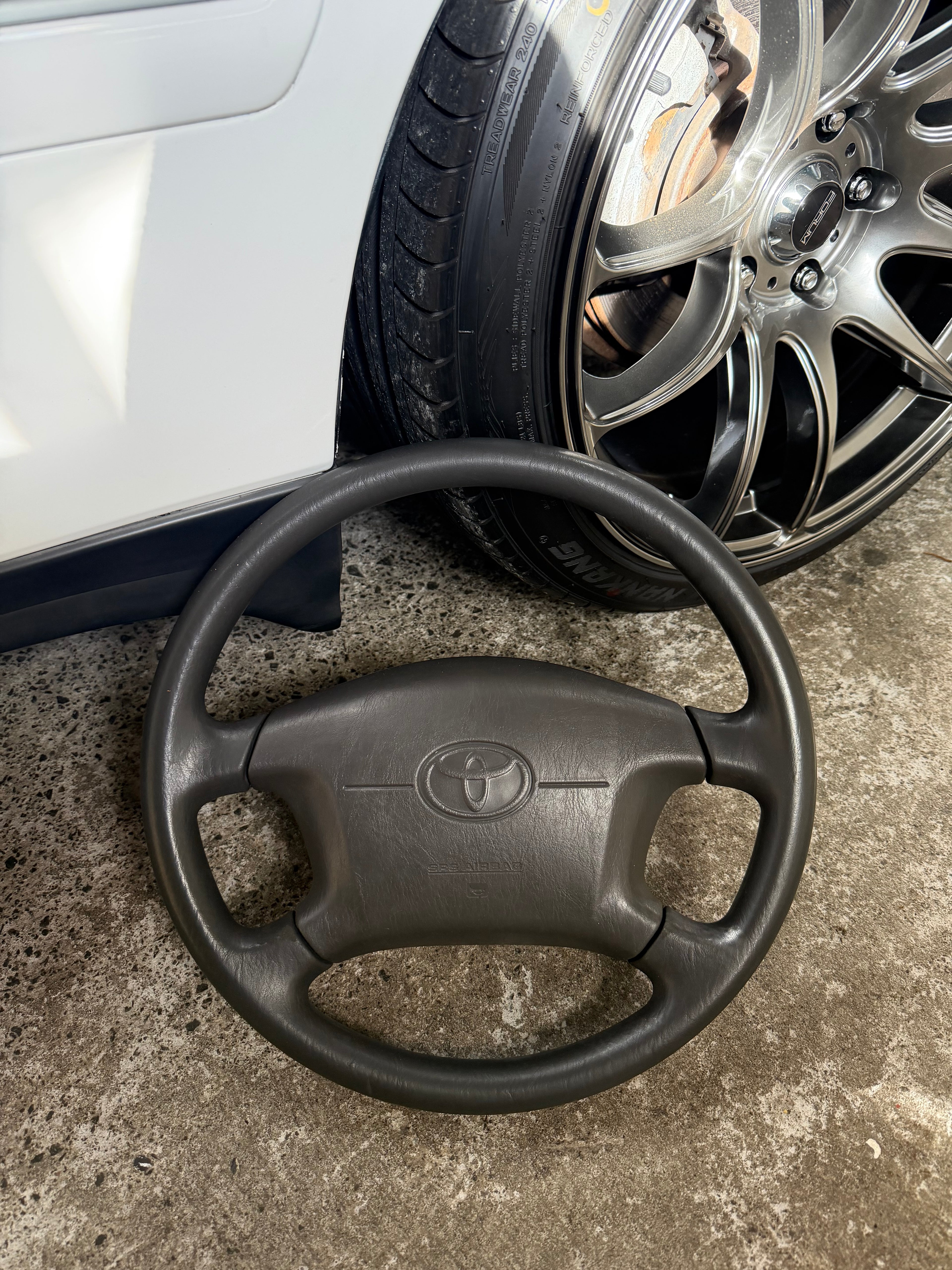 JZX100 4 SPOKE STEERING WHEEL